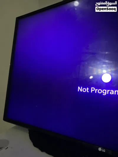 شاشة LG smart Tv ما عليها شي بس يوجد شي بسيط فيه 4