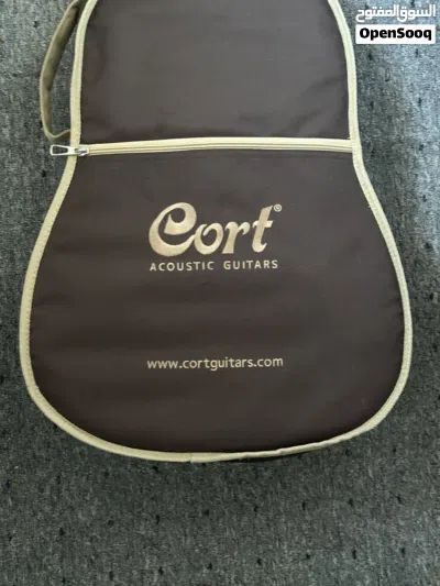 هذا الجيتار هو من نوع Cort AF510، ويتميز بجسمه المصنوع من خشب الماهوجني بلون طبيعي 4