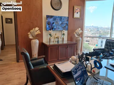 للبيع مكتب مجهز تجهيز راقي في مجمع فخم في بنيد القار 3