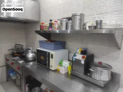 مطعم وجبات سريعة للبيع في سوق بركاء مقابل سوق يحوي براندات واكثر من 100 محل للظروف 3800 فقط من 7500 4