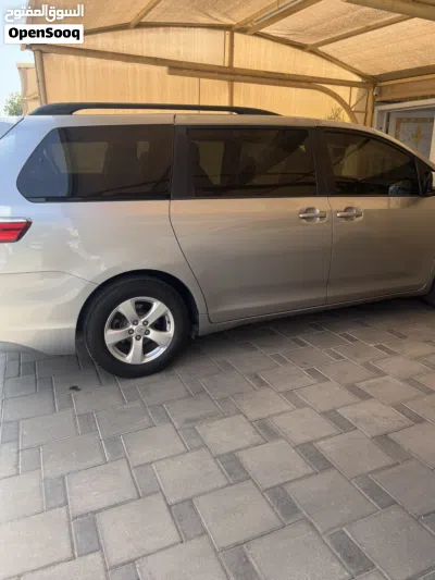 Toyota Sienna LE 3