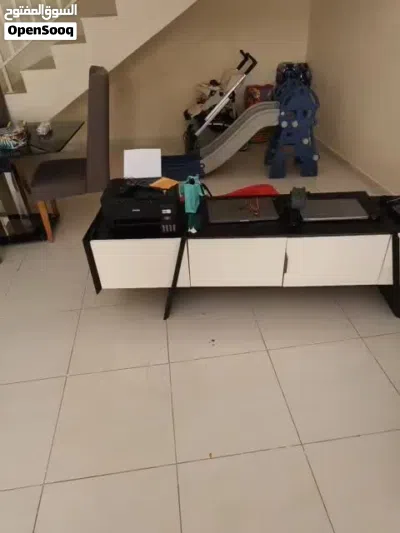 TV table like new for sale in Ras Alkhaima 3