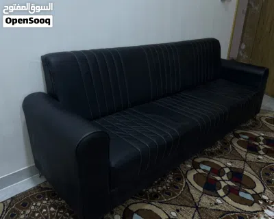 كنبة سوداء للبيع بحالة ممتازة جدًا. 3
