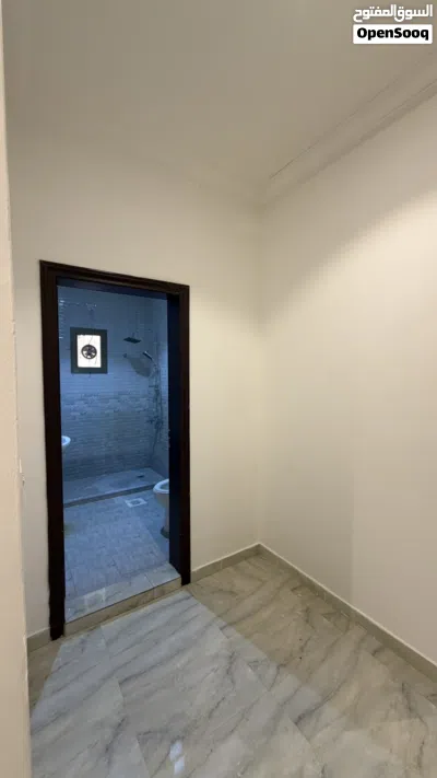 للإجار شقة بغرناطه بالدور الارضي مميزه وواسعه تتكون من ثلث غرف و غرفة الرابعه خادمه ماستر 4