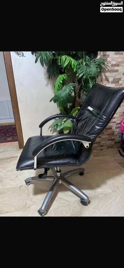 كرسي مكتب دوّار مريح قابل للرفع والانخفاض والإرجاع للخلف – جلد أسود أنيق بحالة جيدة 4