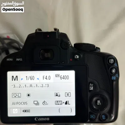 كاميرا Canon EOS 100D (Rebel SL1) بحالة ممتازة ونظيفة جداً، وخفيفة الوزن وسهلة الاستخدام. 2