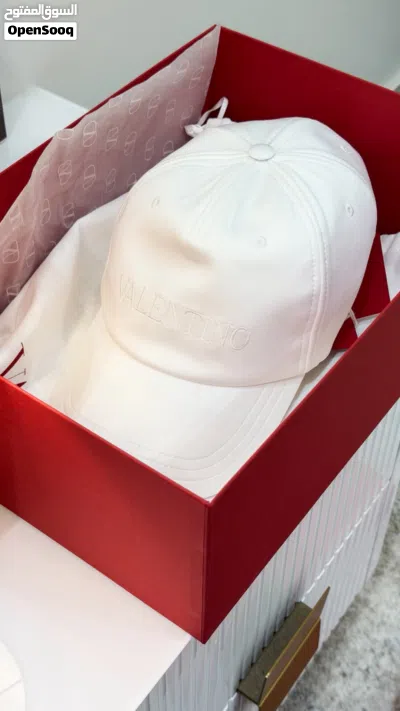 للبيع كاب VALENTINO 3