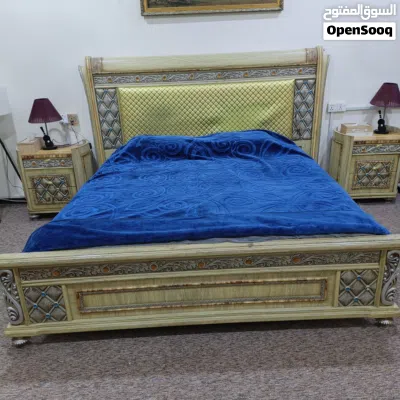 غرفة نوم ملكية وبتصميم كلاسك مختلف بحالة ممتازة خمس قطع . 4