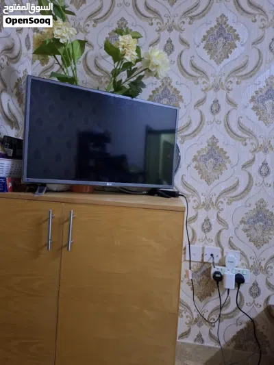 LG LED Smart TV 32 inch with box & tabke and wall stand 4