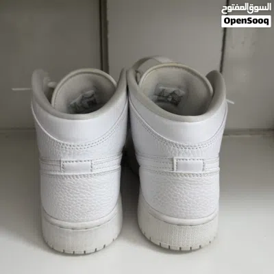 Jordan 1 mid triple white nike 4