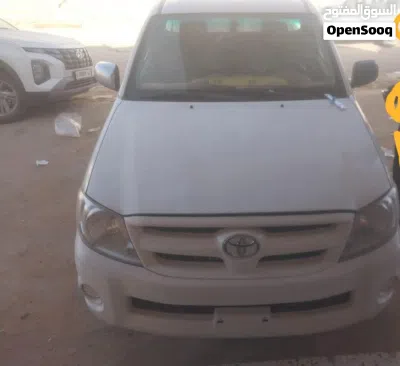 Toyota Hilux Standard 2