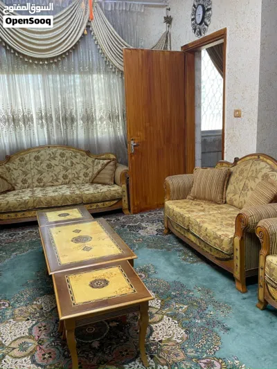 طقم كنب فاخر مع طاولتين صغار وطاوله كبيره استعمال بسيط خشب زان 2