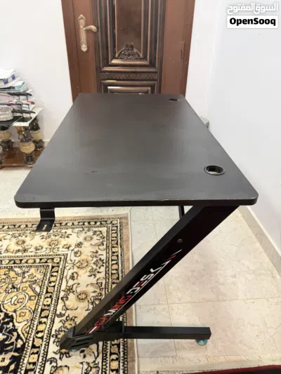 طاوله كاربون فايبر استخدم بسيط جدا شبه جديده 3