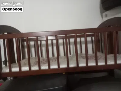 للبيع سرير اطفال بحالة الجديد 4
