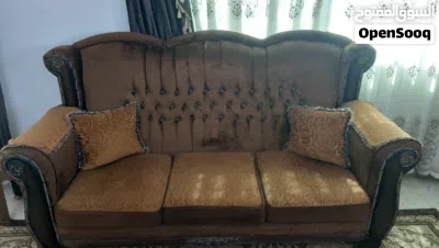 كنب بني حجم كبير عدد مقاعد 7 بحالةةة ممتازة جدا ويوجد خدمة معاينة قبل الدفع والكنب بني وحوافه خشبية 2