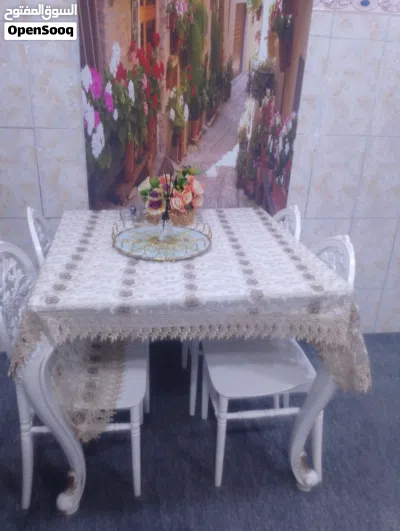 ميز طعام فول نظافه لا يفوتكم قوي و مناسب 90٪ نظافه 100و بيه مجال 4كراسي 3