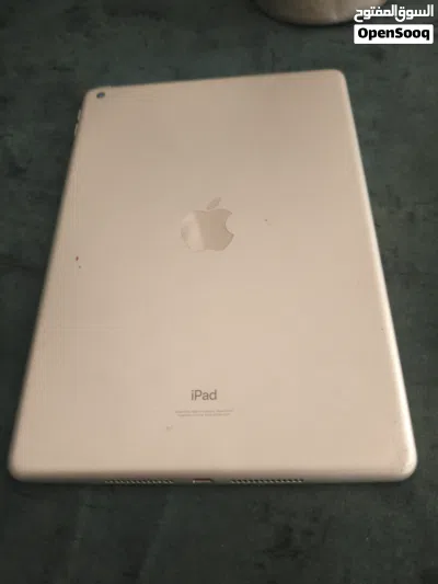 السلام عليكم شباب، عندي آيباد جيل تاسع (iPad 9) أريد أبيعه. الجهاز نظيف من كل النواحي وباقي الأمور ك 2