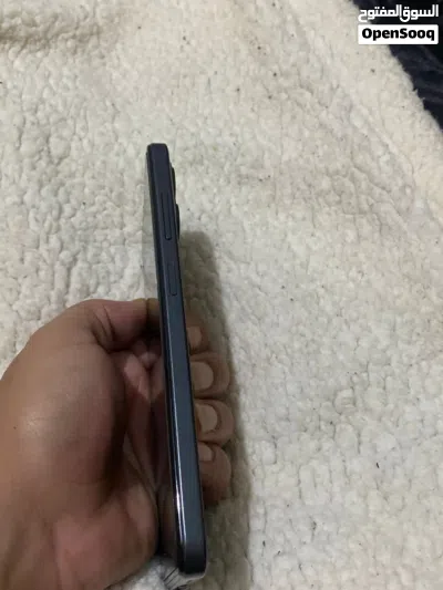 شبيه الايفون استعمال اسبوع فقط معو كرتونتو وشاحنو ولزقة شاشة الجهاز فعلا جبار لاكن أنا متعود على الا 3