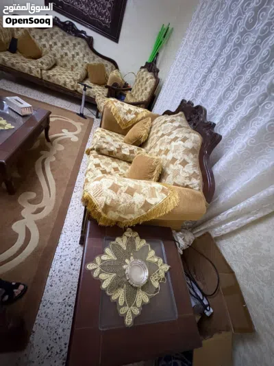 طقم كنب تفصيل تسعه مقاعد مريح جدا وخشب نظيف والفرش جدا نظيف مع طقم طاوله كبيره وثنتين جانبيات 2
