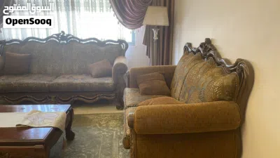 طقم كنب غرفة ضيوف وطاوله وسط وطربيزاتها 3