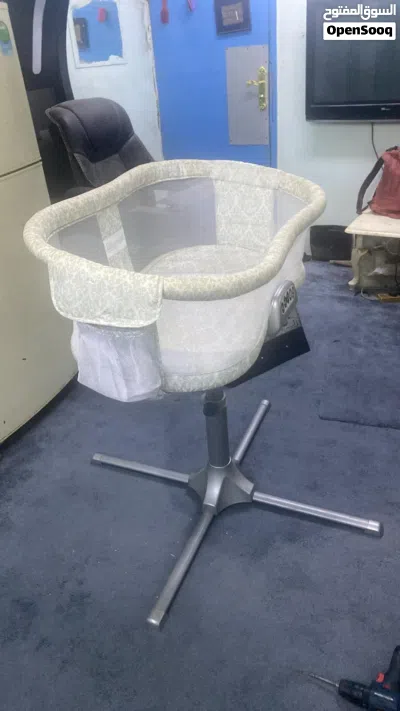 سرير اطفال دوار وفيه مستويات ارتفاع وموسيقى هادئه للنوم baby bed for sale working in good condition 2