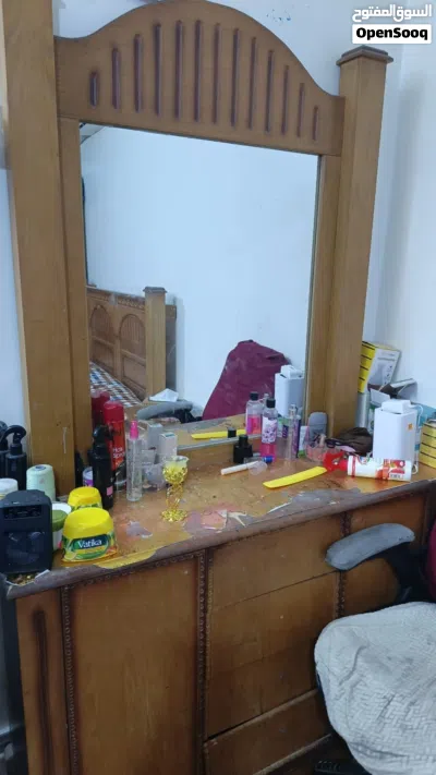 غرفه نوم كامله مكونه من خزانه خشب لاتيه طابقين ست ضرف مع تخت مجوز وكمدنتين وتسريحه للبيع مستعجل 3