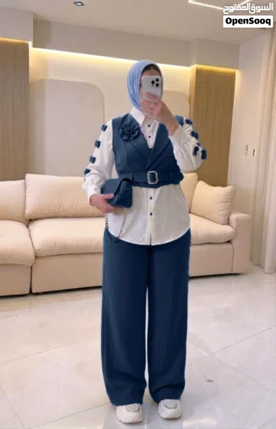 الموديل سوت3قطع مكون من بليزر فيونكه كت وشيميز فيونكات علي الكم وبنطلون كلاسيك 3
