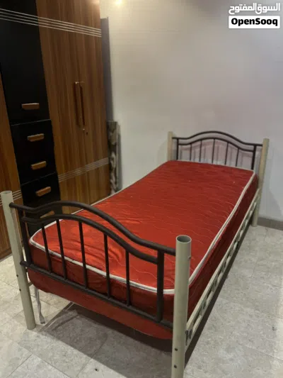 سريرين نوم وميز تلفزيون بيه مجرين و مساحه تخزين نظيف 4