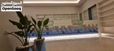 تجهيزات ورفوف صيدلية شبه كاملة 4