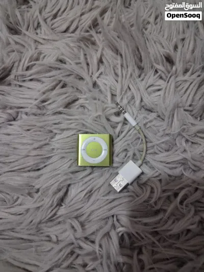 iPod Shuffle 4th Gen أصلي لون أخضر مميز - مع شاحنه الأصلي ونظيف جداً 2
