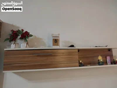 طقم طاولة مع ثلاث رفوف جانبية كبار فيها ضرف لون ابيض مع خشبي مميز 4