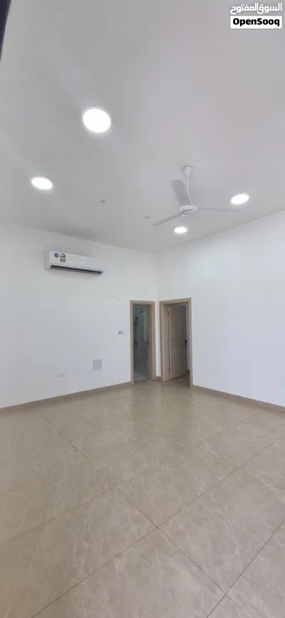 فيلا جديدة في المعبيلة الثامنة بالقرب من الجامعة العربية. Brand-New Villa for Rent in Al Maabela 8. 3