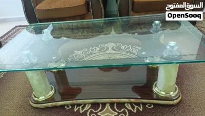 طاولة وسط زجاجية بارجل جرانيت وقاعدة خشبية بحالة ممتازة للبيع بداعي الانتقال والتجديد فقط لا غير ابد 3