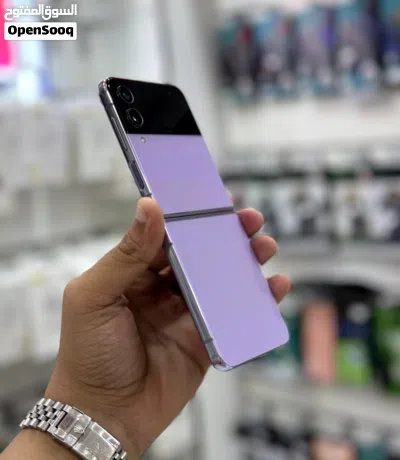 عرض خاص : Samsung z flip 4 256gb حالة الهواتف نظيفة جدا بدون اي شموخ أو مشاكل مع ضمان و ملحقات 3