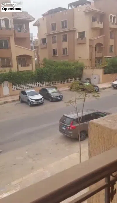 شقه للبيع من المالك في اميز موقع في كمبوند الخمايل المرحله الثانيه الهضبه أمام هايبر والنادي 2
