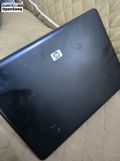 هذا اللابتوب هو من إنتاج شركة HP، وتحديداً من السلاسل الكلاسيكية القديمة الموجهة للأعمال مع جنطة 2