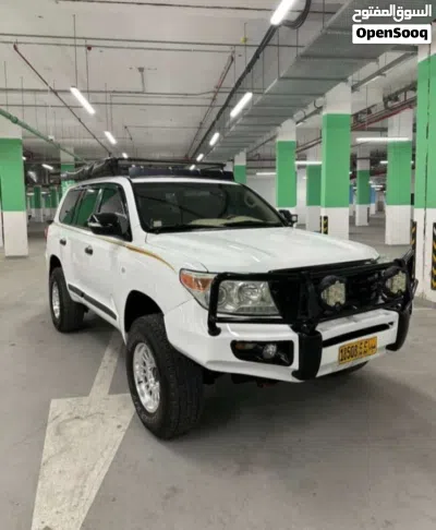 Toyota Land Cruiser GXR 2
