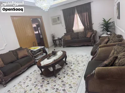 مجلس جدة طقم كنب مع ستارة سميكة وطقم طاولات 2