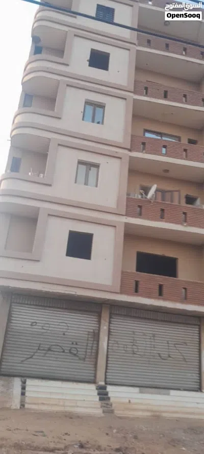 للايجار عماره خمسه طوابق مقابل حديقةالقرشي شارع رئيسي ارضي 4 دكاكنين كبيرة +بدروم + سطوح+ اس 2
