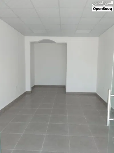 متاح ثلاث محلات للإيجار 3