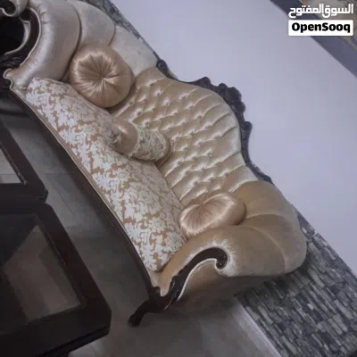 طقم كنب للبيع مع طاوله سفرة كبيره معها 8كراسي بحاله ممتازة للتواصل واتس والي بدو اياه ما بقصر معاه 2
