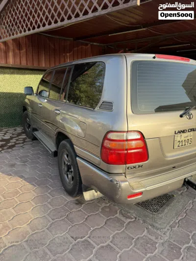 Toyota Land Cruiser GXR 2