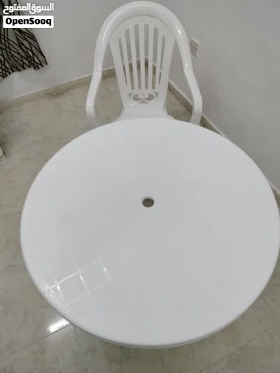 طاوله وكرسي مستعمل ولكن بحالتهم نظاف جدا وليس بهما اي عيوب 2