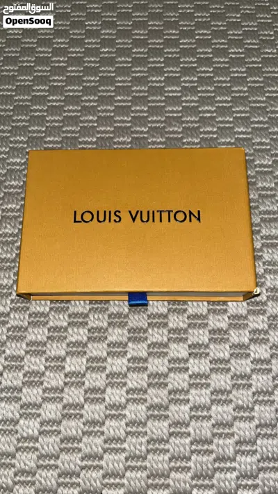 ميدالية لويس فيتون (Louis Vuitton) أصلية جديدة بكامل ملحقاتها 2