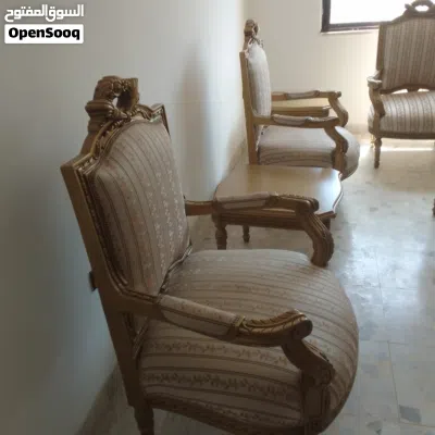 طقم كنب بحالة ممتازة ثلاثية واربع كراسي موديل جميل للبيع بسعر مناسب 3