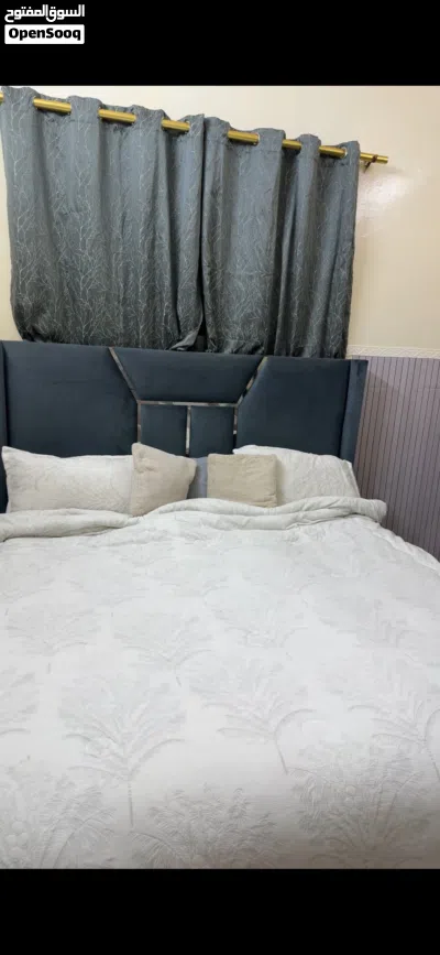 بيع سرير تسريحه مرايه كرسي التسريحه مع كومدينتين استخدام سنتين 2