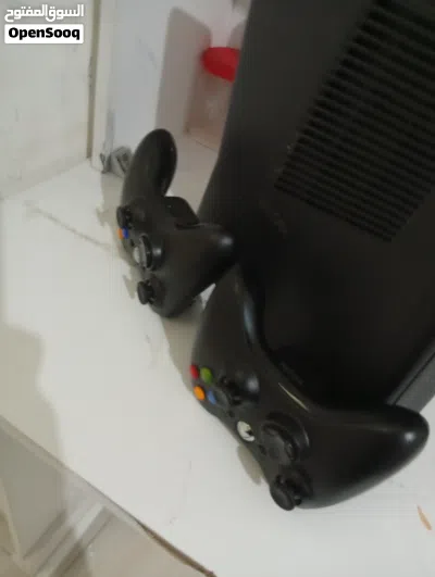 السلام عليكم معروض للبيع جهاز إكس بوكس 360 (360 Xbox نظيف جداً وبحالة الوكالة الجهاز شغال 100 وبدون 4
