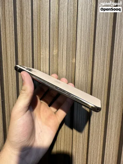 iPhone 11 Pro Max 256g بحالة ممتازة كفالة استرداد نقدي نظيف جداً مع هديه كفر و لزقه و شاحن 2