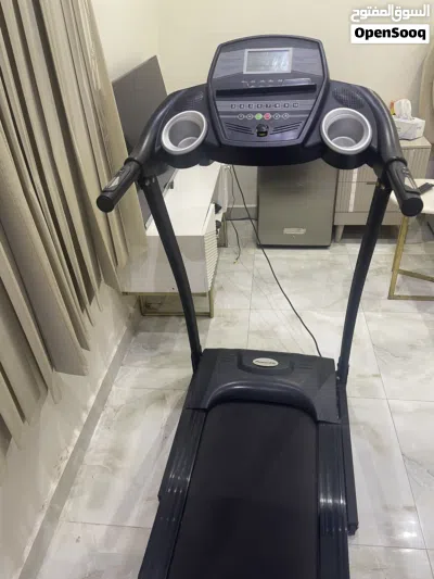 Treadmill for sale in excellent condition للبيع جهاز سير بحاله ممتازه 2