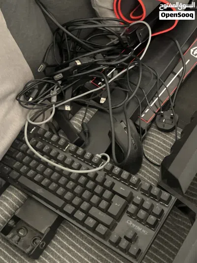 سيت اب pc gaming بيسي مع طاوله وكامل الملحقات سعر ممتاز جدا مع شاشتين وحامل الشاشات 4